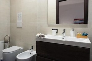 Dusche, Haartrockner, Bidet, Handtücher