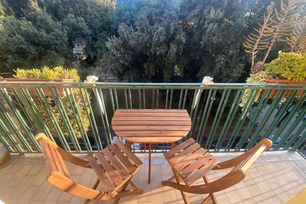 Outdoor dining - Deluxe Room with Balcony City View - Sofia and the City of Wonders (Napoli)