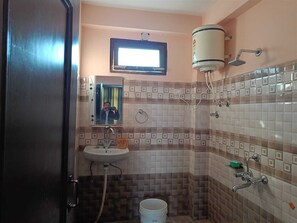 Dreibettzimmer | Badezimmer | Dusche, Handtücher, Seife, Shampoo