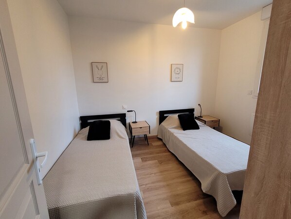 Fer et planche à repasser, Wi-Fi, literie fournie