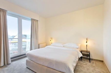 Free WiFi, bed sheets. Verac Flats