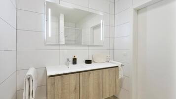 Lägenhet Business | Badrum | Dusch, hårtork, handdukar och toalettpapper