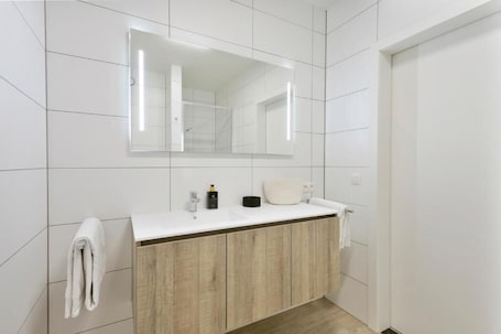 Business Apartment | Bathroom | Shower, hair dryer, towels, toilet paper. Verac Flats