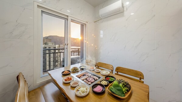 Habitación básica, 1 habitación (2F (Private Pool / Private BBQ)) | 1 dormitorio y wifi gratis