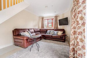 Living area - Near Tube - Pets - Garden - Parking - Sleeps 4 (London)