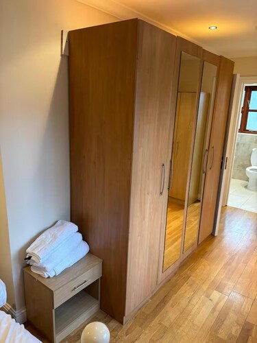 Near Tube - Pets - Garden - Parking - Sleeps 4