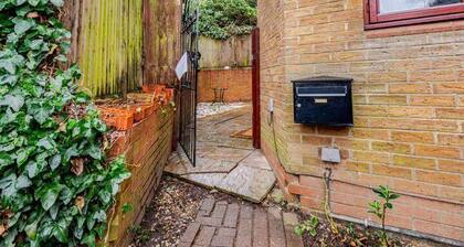 Near Tube - Pets - Garden - Parking - Sleeps 4