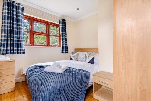 Near Tube - Pets - Garden - Parking - Sleeps 4