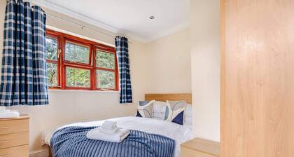 Near Tube - Pets - Garden - Parking - Sleeps 4