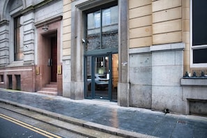 A building with a stone facade, a glass entrance, and a number '5' on the door. - Premium Central Liverpool Apartment | Sleeps 4 (Liverpool)