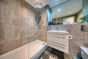 Shower - Premium Central Liverpool Apartment | Sleeps 4 (Liverpool)