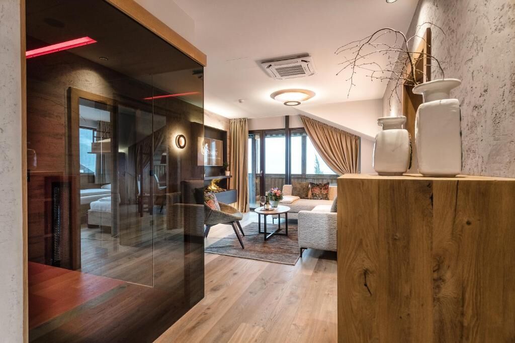 Deluxe Suite, Balcony, Valley View | Interior