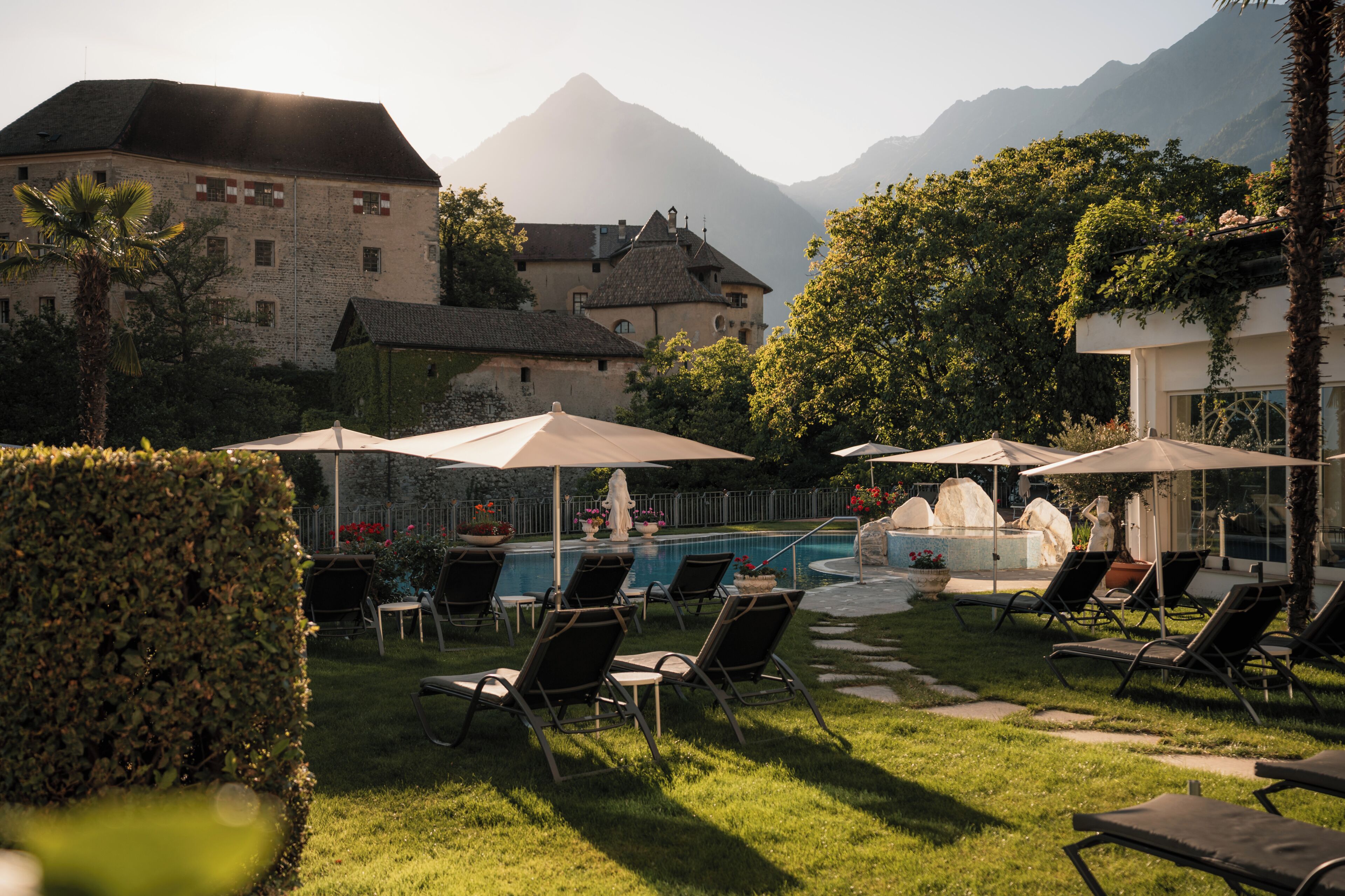 Innenpool, Außenpool, Sonnenschirme, Liegestühle