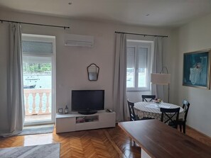 Deluxe Apartment, 1 Queen Bed, Sea View, Oceanfront | Dining - Royal Balcony al Mare (Rovinj)