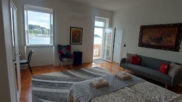 Appartement Deluxe, 1 grand lit, vue mer, en front de mer | Coffres-forts dans les chambres, bureau