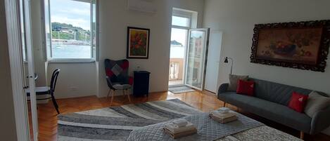 Deluxe Apartment, 1 Queen Bed, Sea View, Oceanfront | In-room safe, desk, laptop workspace, blackout curtains