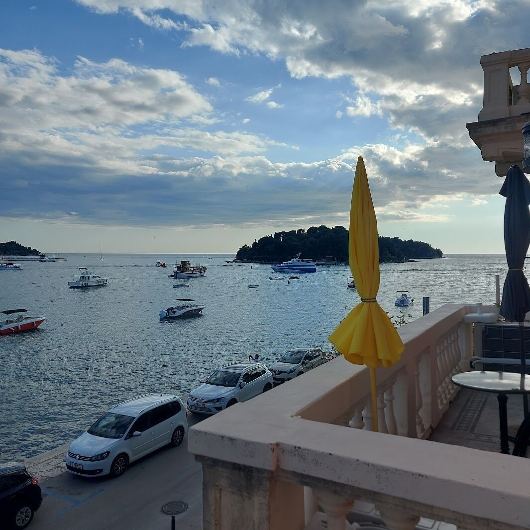 Deluxe Apartment, 1 Queen Bed, Sea View, Oceanfront | Property grounds