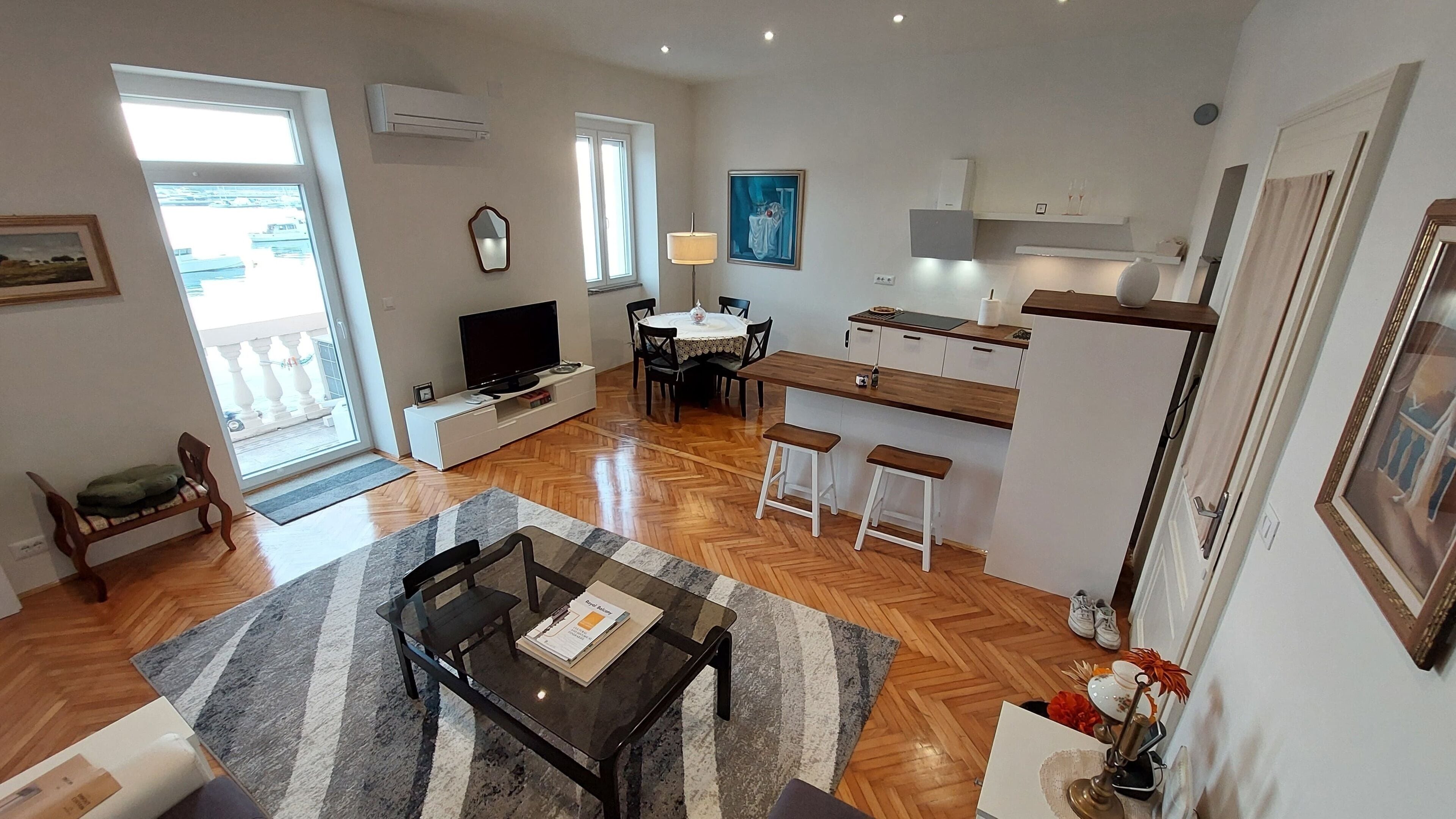 Deluxe-huoneisto, 1 keskisuuri parisänky, merinäköala, valtameren rannalla | Ruokailu