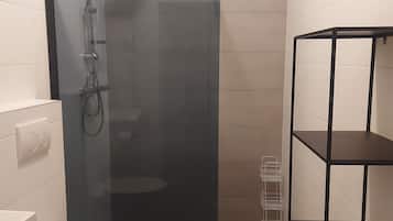 Deluxe Apartment, 1 Queen Bed, Sea View, Oceanfront | Bathroom
