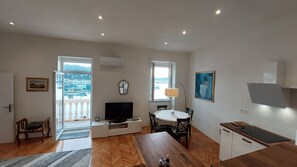 Deluxe Apartment, 1 Queen Bed, Sea View, Oceanfront | Dining - Royal Balcony al Mare (Rovinj)