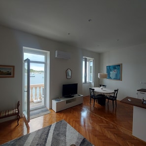 Deluxe Apartment, 1 Queen Bed, Sea View, Oceanfront | Interior - Royal Balcony al Mare (Rovinj)