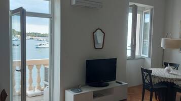 Apartemen Deluks, 1 Tempat Tidur Queen, pemandangan laut, tepi laut | Interior