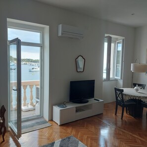 Deluxe Apartment, 1 Queen Bed, Sea View, Oceanfront | Interior - Royal Balcony al Mare (Rovinj)