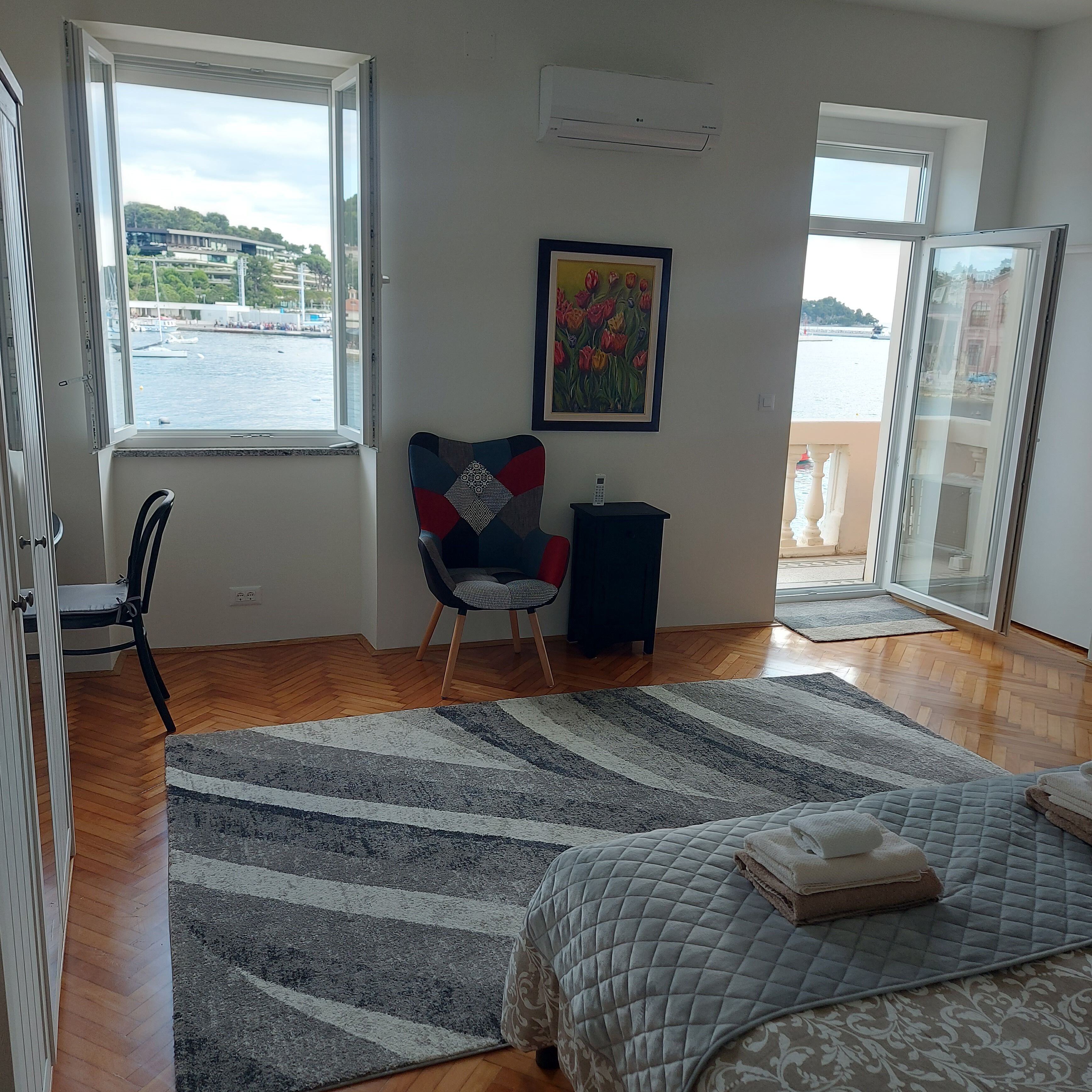 Deluxe appartement, 1 queensize bed, uitzicht op zee, aan zee | Een kluis op de kamer, een bureau, een laptopwerkplek