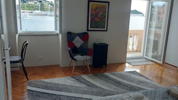Deluxe appartement, 1 queensize bed, uitzicht op zee, aan zee | Een kluis op de kamer, een bureau, een laptopwerkplek