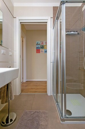 Haartrockner, Handtücher, Seife, Toilettenpapier