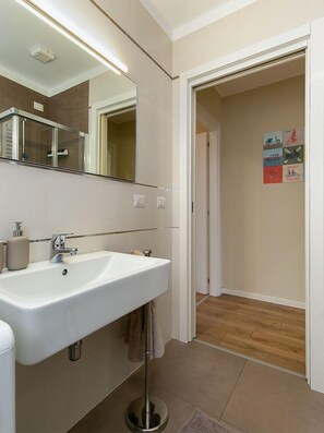 Hiustenkuivaaja, pyyhkeet, saippua, vessapaperi