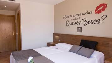 Standaard Twin kamer, niet-roken | Een bureau, een laptopwerkplek, gratis wifi