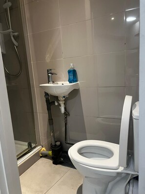 Haartrockner, Handtücher, Toilettenpapier