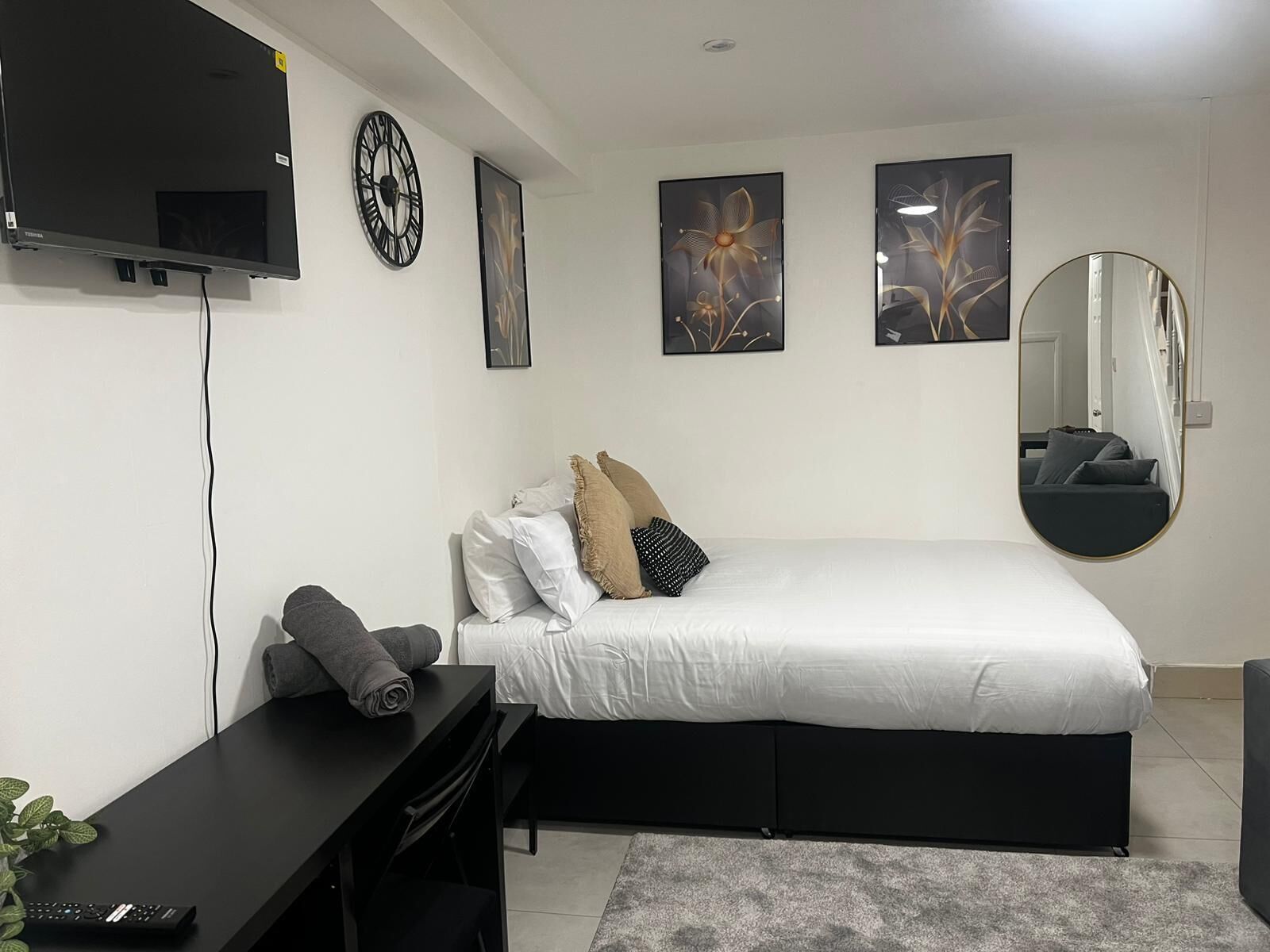 Iron/ironing board, WiFi, bed sheets