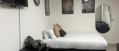 Iron/ironing board, WiFi, bed sheets