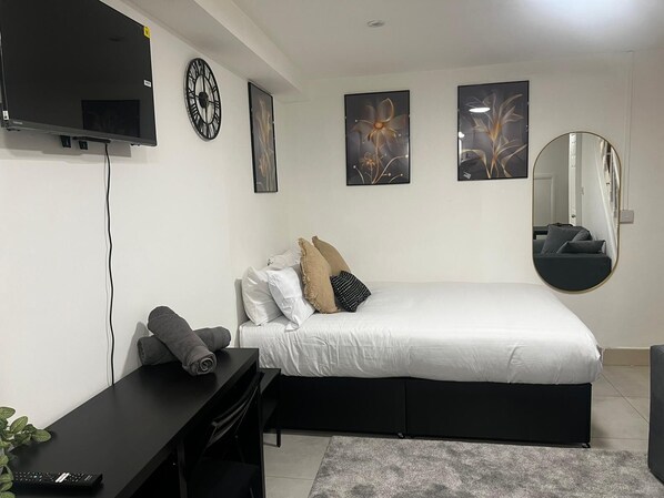 Iron/ironing board, WiFi, bed sheets - Studio Apartment-Heart Of Camberwell Green (London)