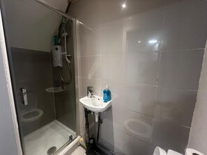 Hair dryer, towels, toilet paper - Studio Apartment-Heart Of Camberwell Green (London)
