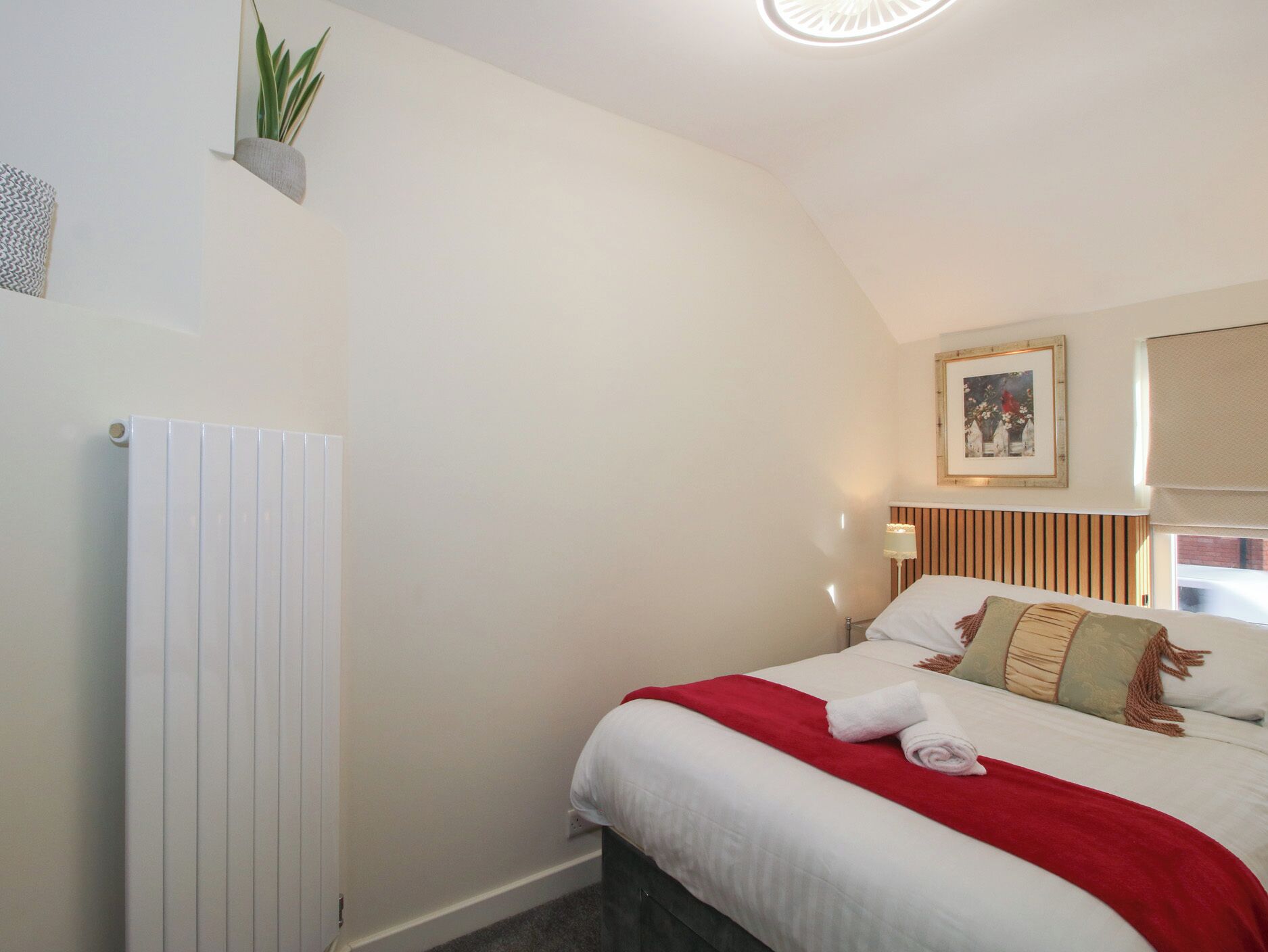 2 Schlafzimmer, individuell dekoriert, individuell eingerichtet