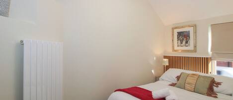 2 makuuhuonetta, yksilöllisesti sisustettu, yksilöllisesti kalustettu