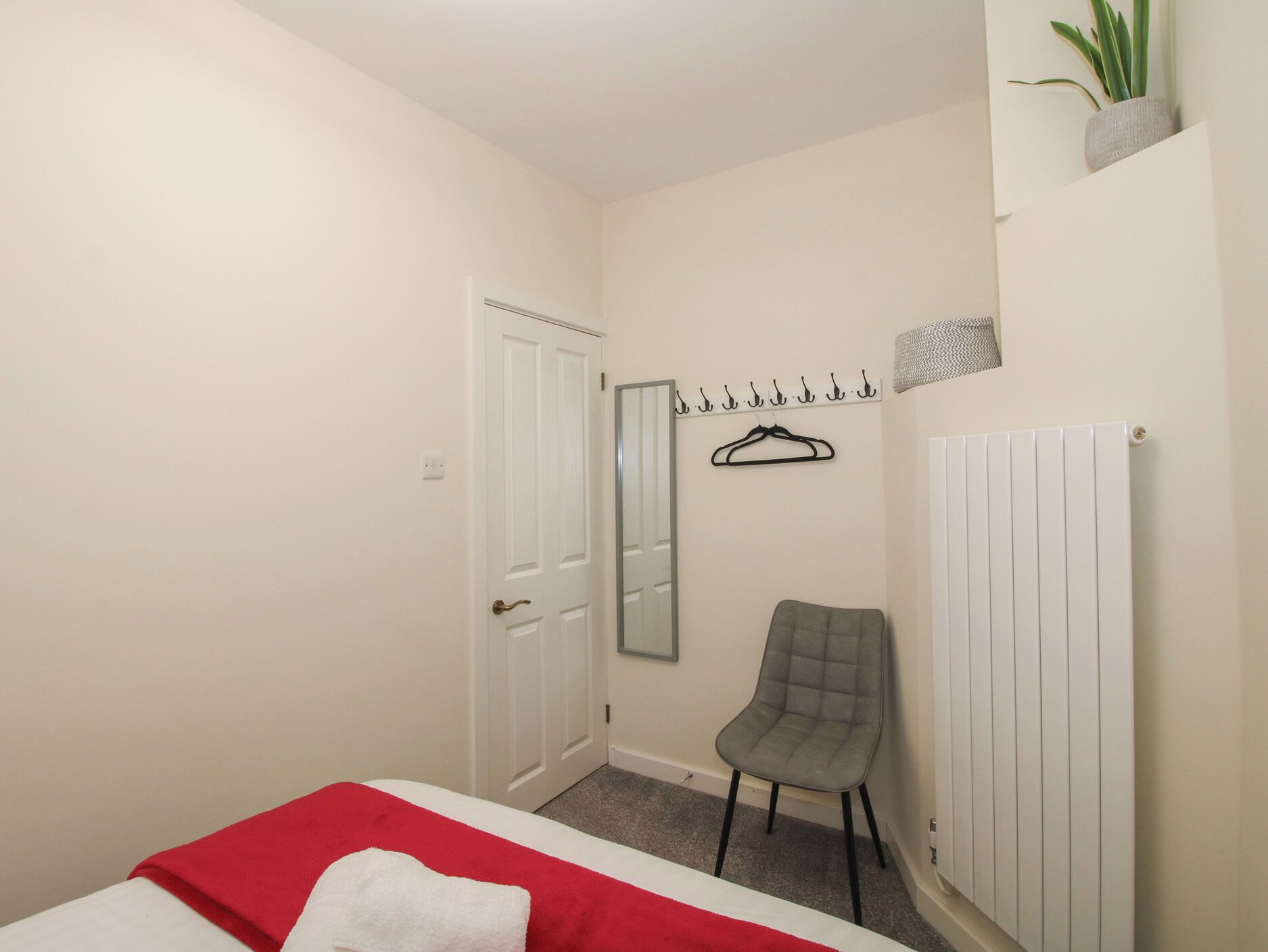 2 Schlafzimmer, individuell dekoriert, individuell eingerichtet