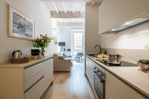 Family Condo | Private kitchen | Mini-fridge, microwave, stovetop, electric kettle - Signoria Palace Luxury (Florence)