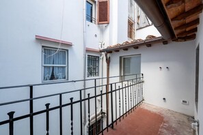 Condo Exclusive, ban công | Hiên
