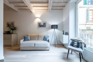 Appart'hôtel Familial | Coin séjour | Télévision à écran plat