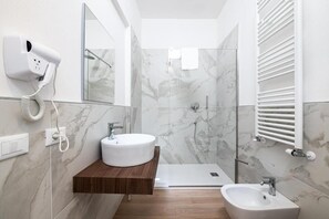 Condo Exclusive, ban công | Phòng tắm | Buồng tắm vòi sen, máy sấy tóc, khăn tắm, xà phòng 