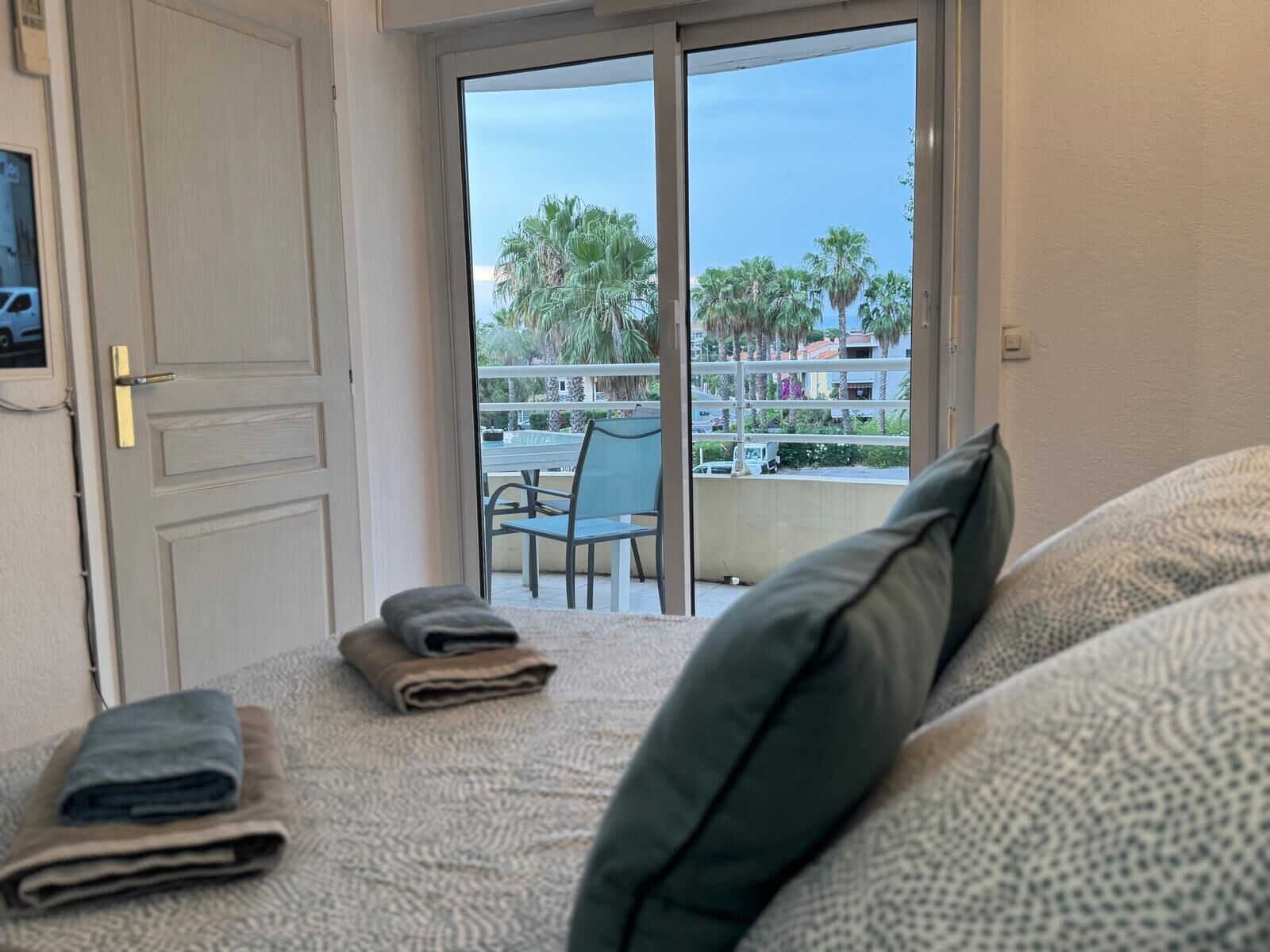 Iron/ironing board, internet, bed sheets