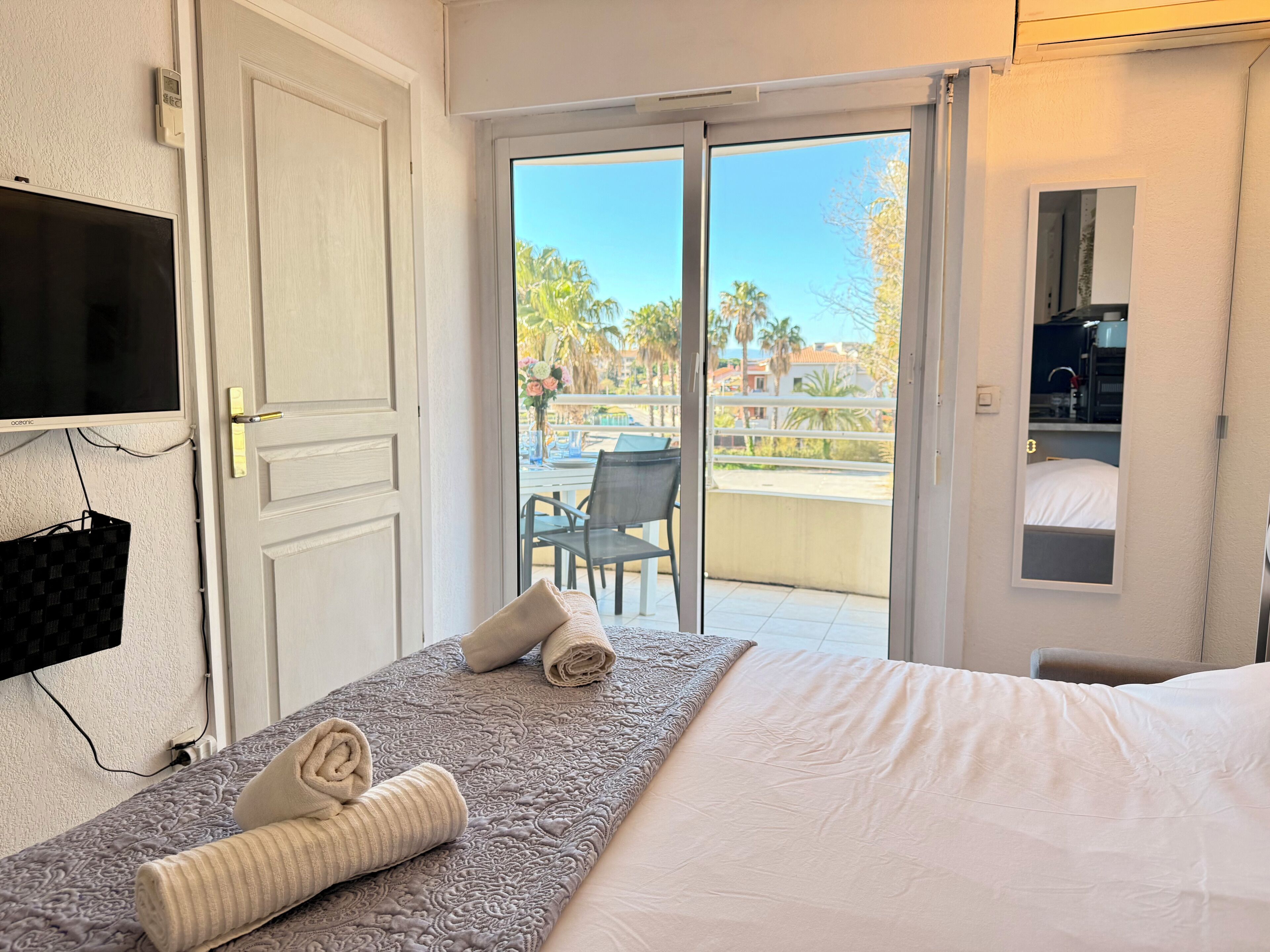 Iron/ironing board, Internet, bed sheets