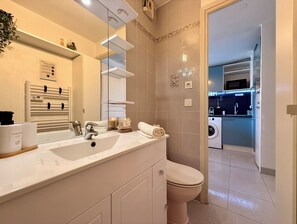 Shower, hair dryer, towels, soap - Apartment T2 Port Fréjus (Fréjus)