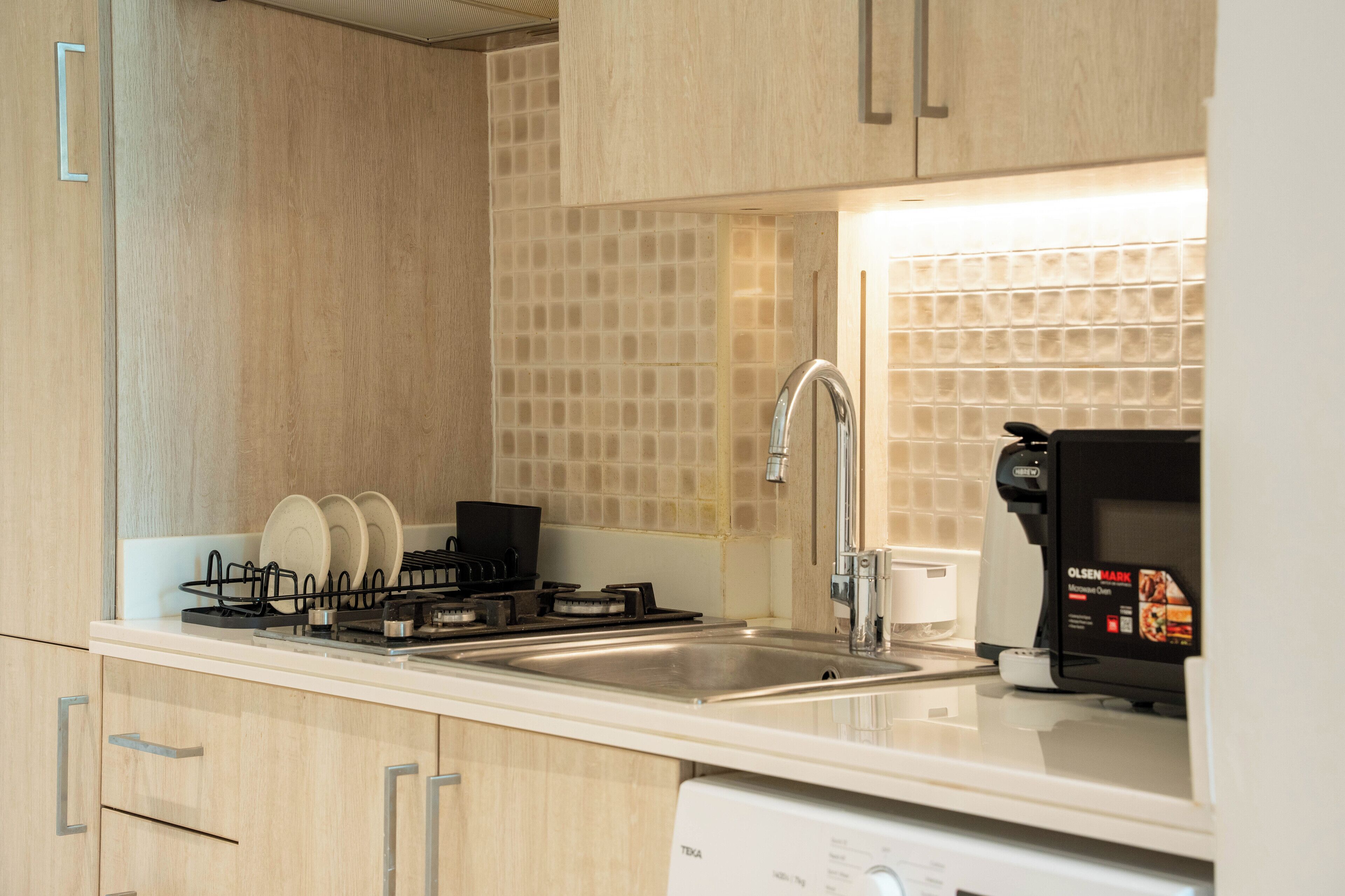 Studio Deluxe | Cuisine privée | Réfrigérateur, micro-ondes, four, plaque de cuisson