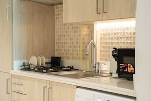 Studio Deluxe | Cuisine privée | Réfrigérateur, micro-ondes, four, plaque de cuisson