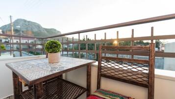 Doppelzimmer, Balkon, Bergblick | Speisen im Freien